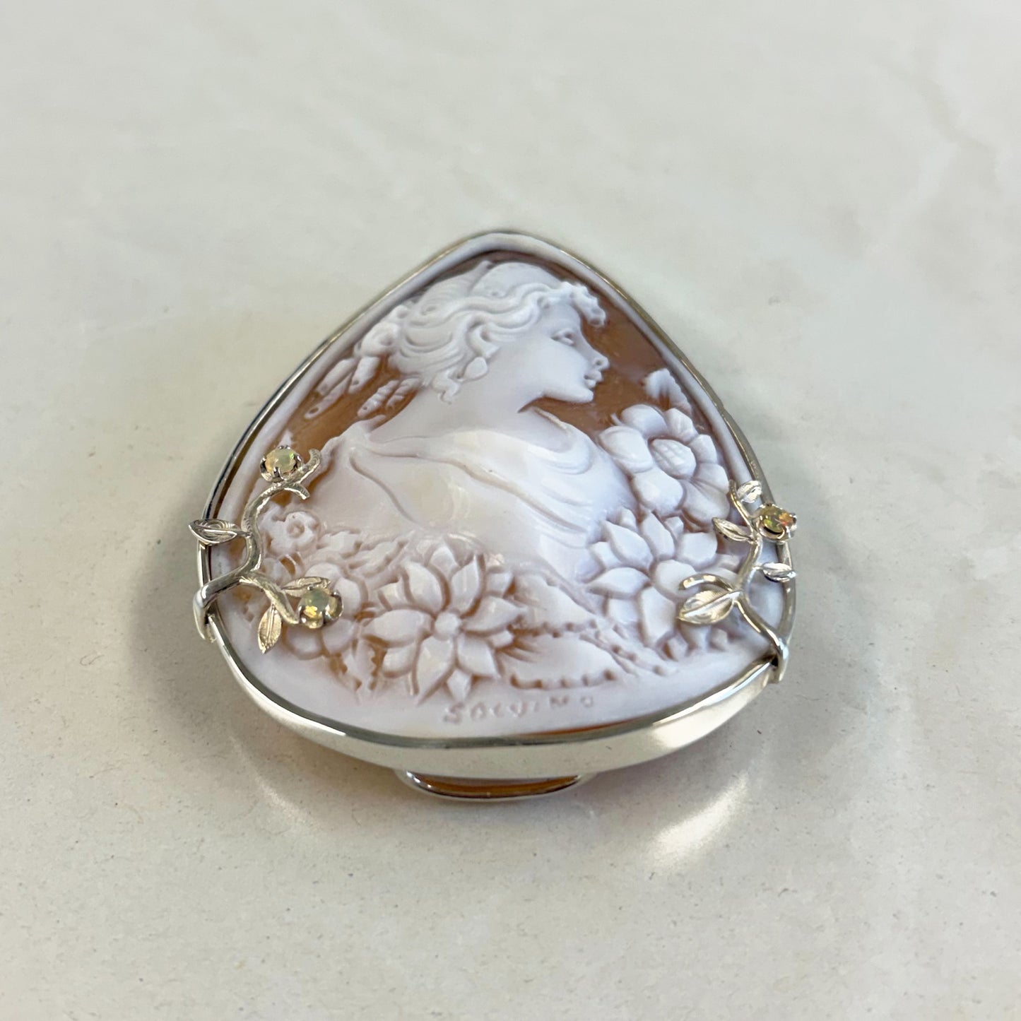 SV900(Pt) シェルカメオ/オパール(solvino作) ブローチ