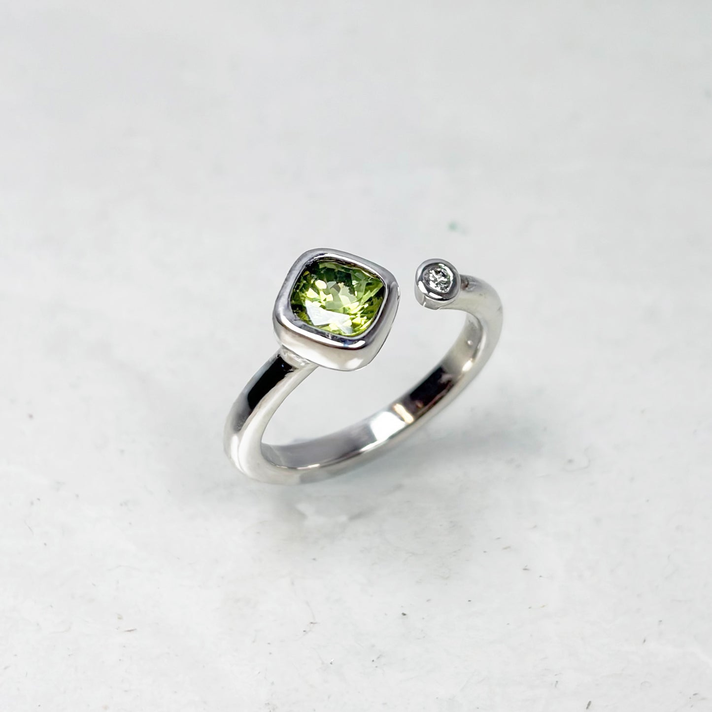 SV900(Pt) ペリドット/ダイヤリング