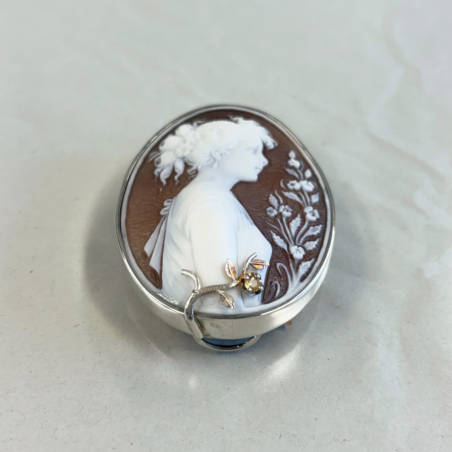 SV900(Pt) シェルカメオ/サファイア(カルミネ作) ブローチ