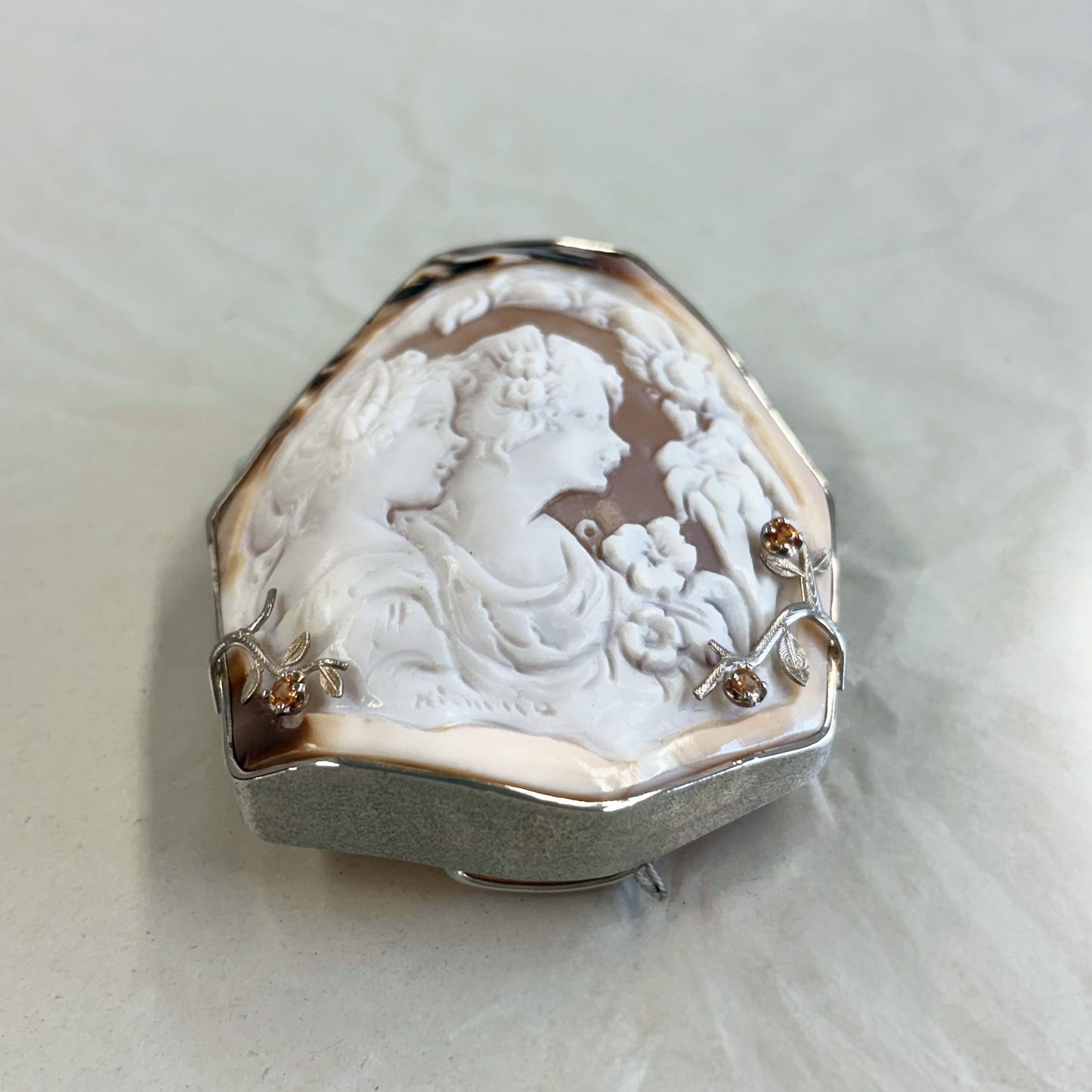 SV900(Pt) シェルカメオ/サファイア(カルミネ作) ブローチ