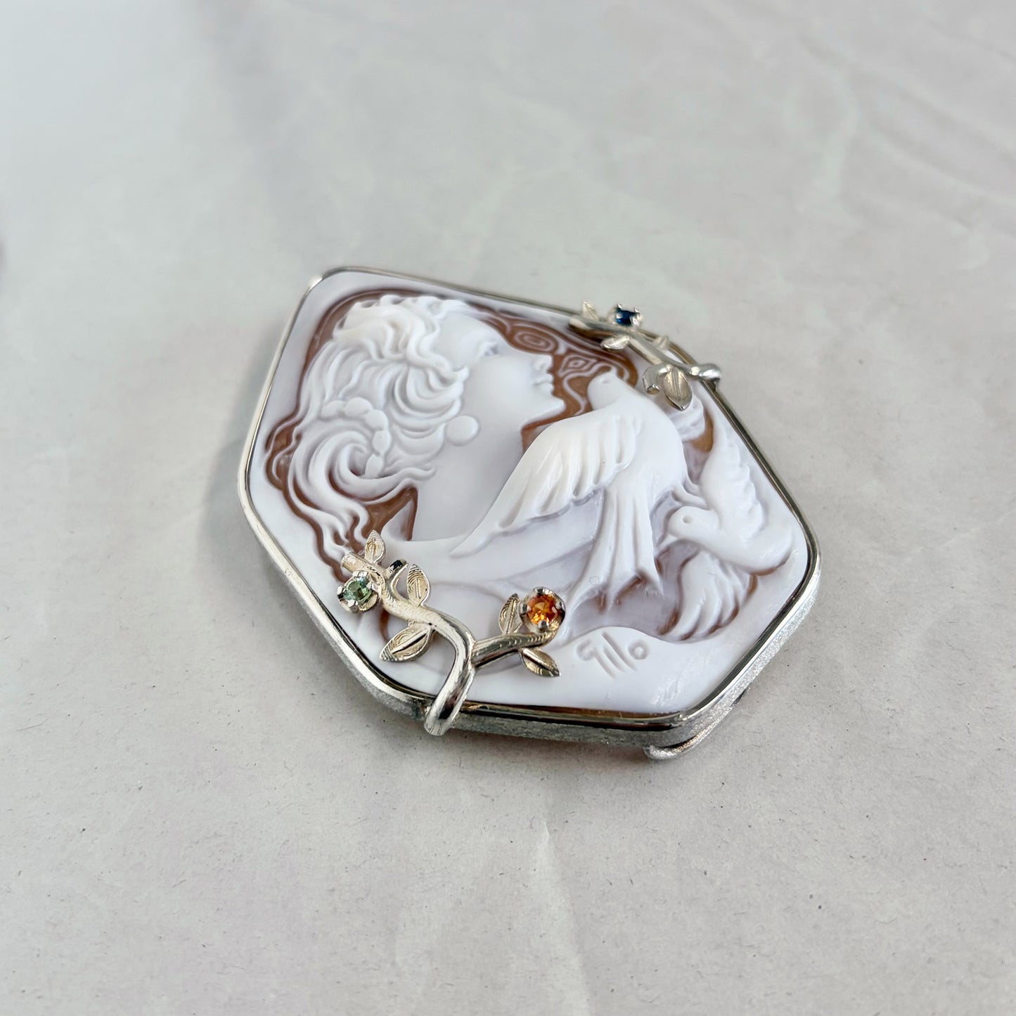 SV900(Pt) シェルカメオ/サファイア ブローチ