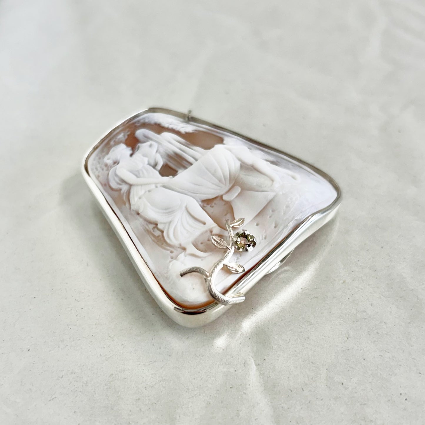 SV900(Pt) シェルカメオ/サファイア ブローチ