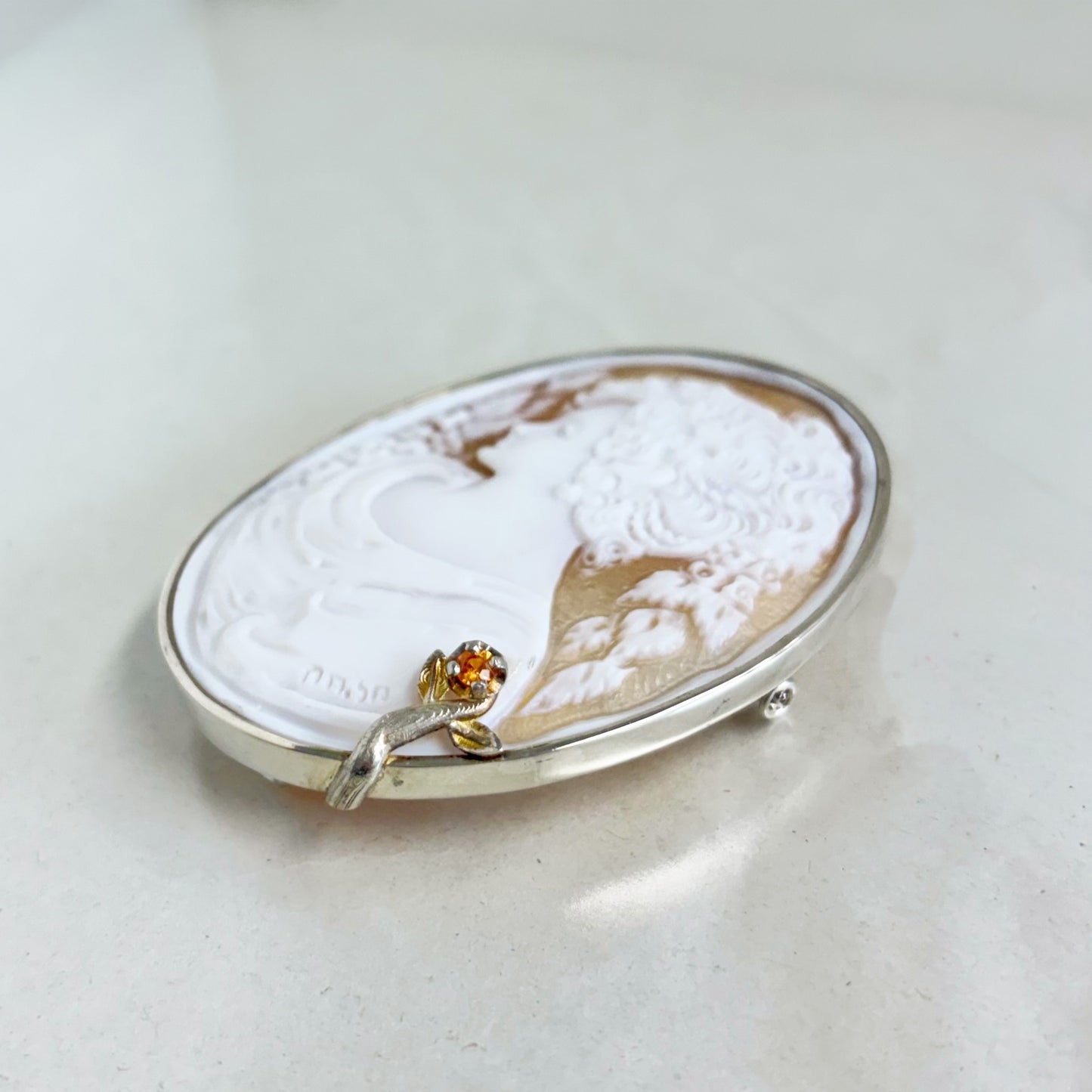 SV900(Pt) シェルカメオ/サファイア ブローチ