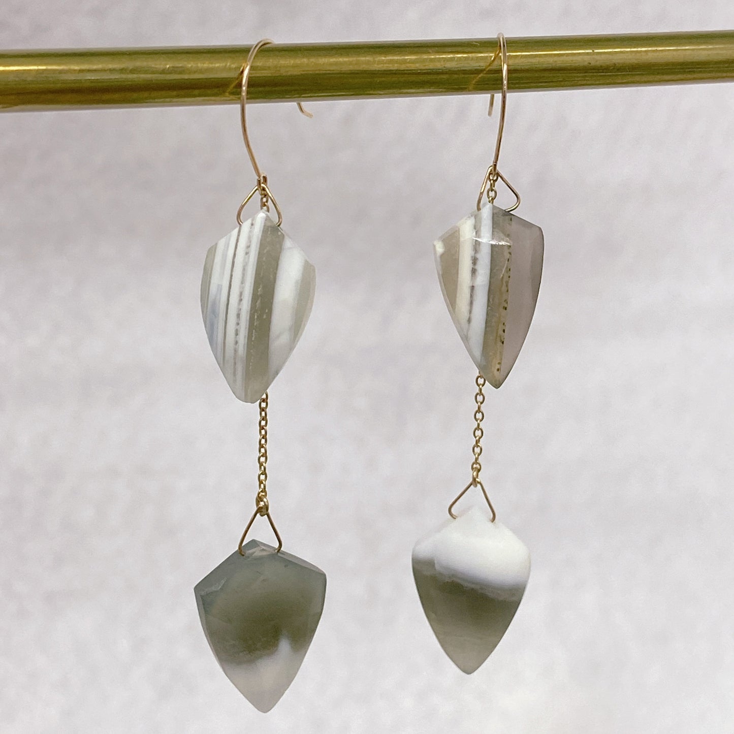 ストライプブルーオパールピアス