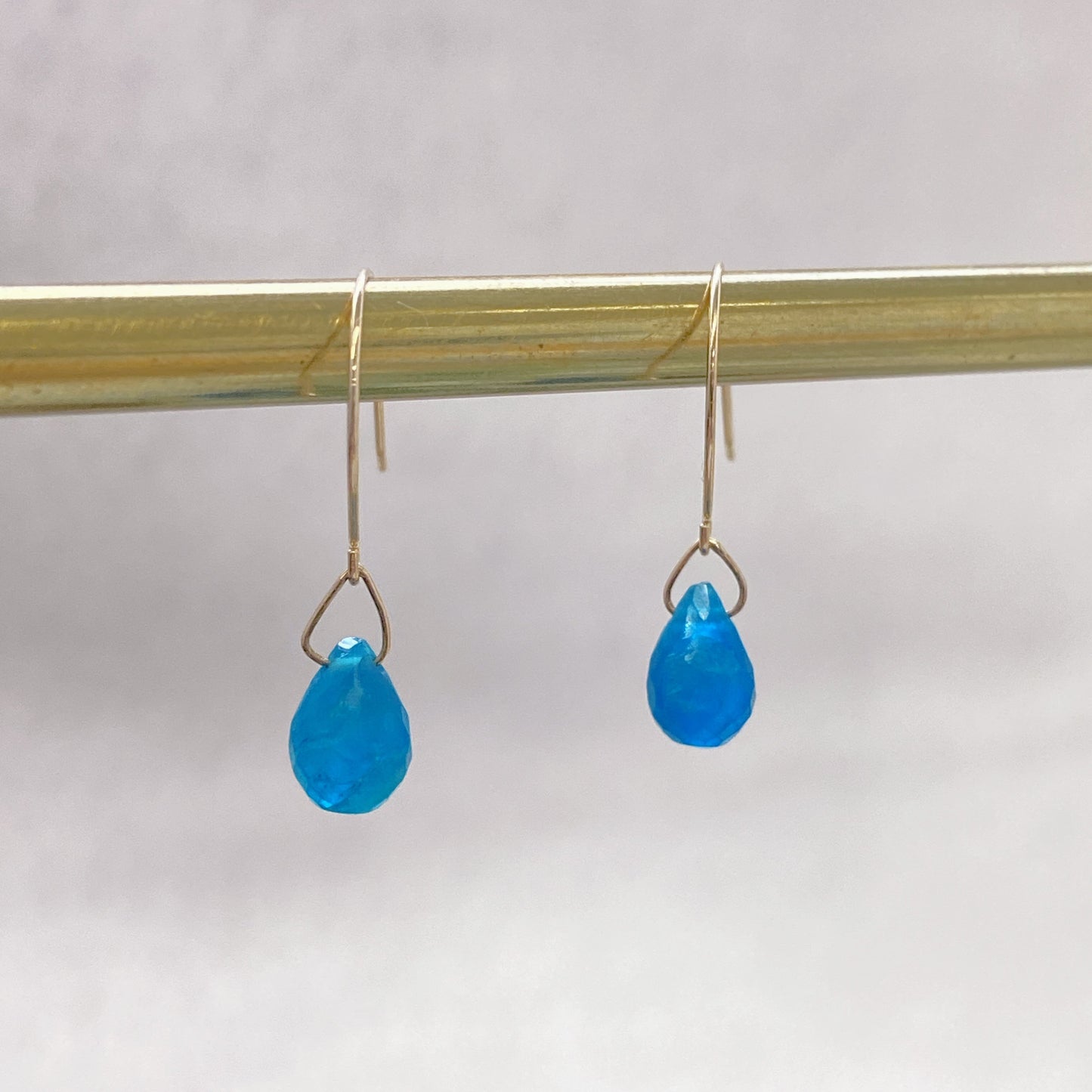 ネオンブルーアパタイトピアス