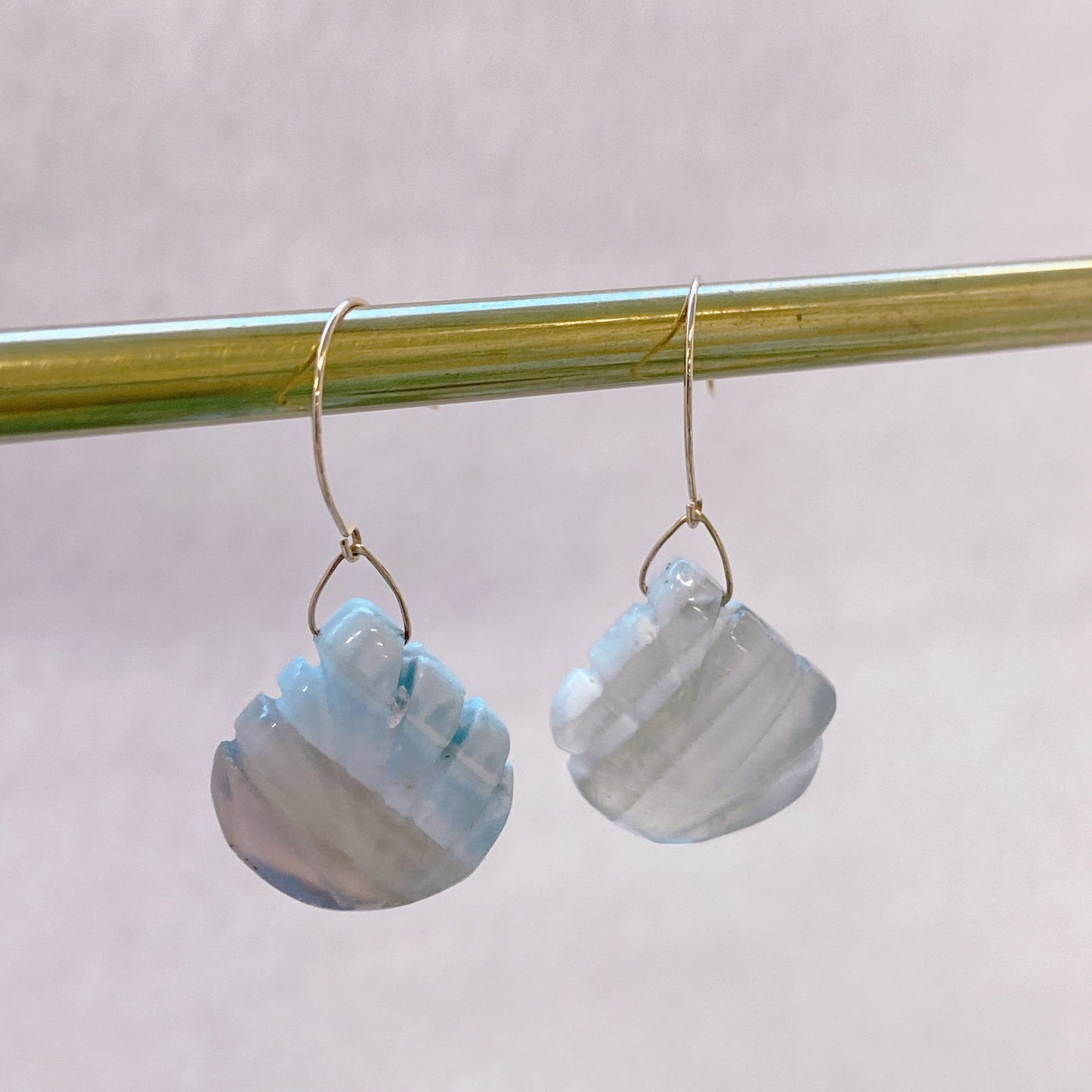 ストライプブルーオパールピアス