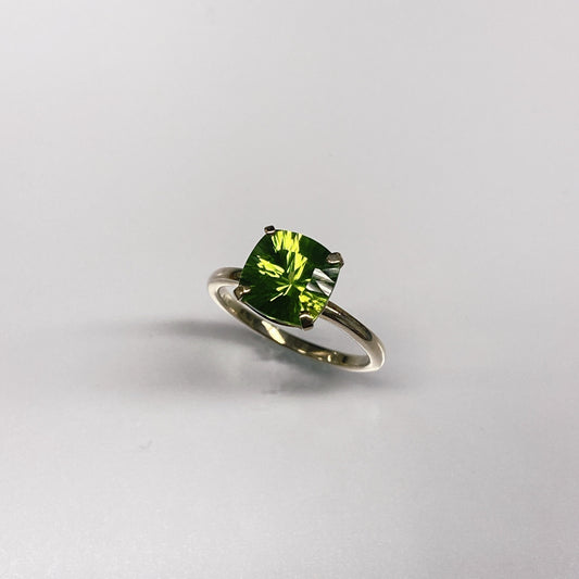 8月の誕生石とは？