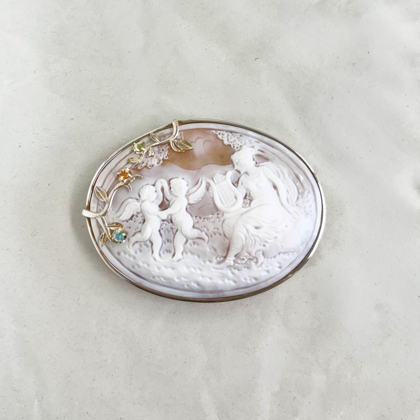 SV900(Pt)   シェルカメオ/サファイア/ペリドット/アパタイト　ブローチ