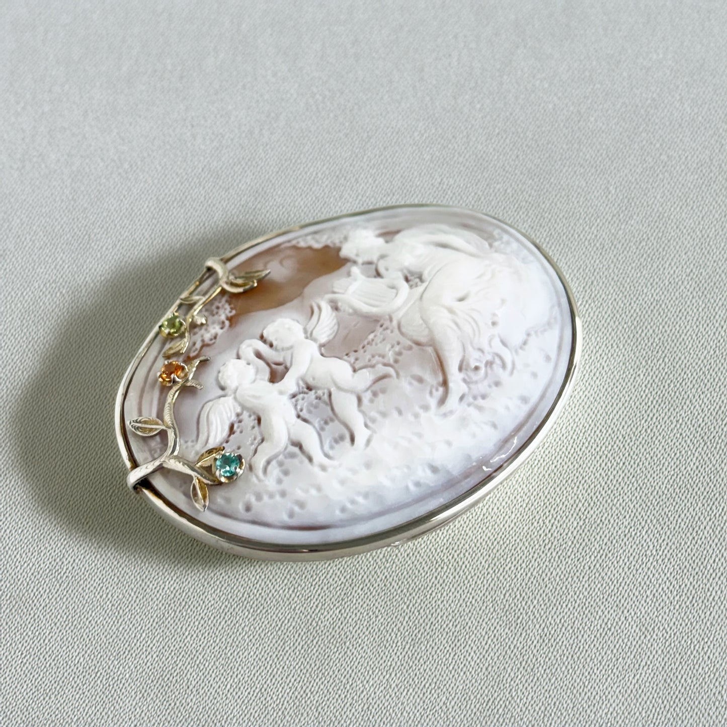 SV900(Pt)   シェルカメオ/サファイア/ペリドット/アパタイト　ブローチ