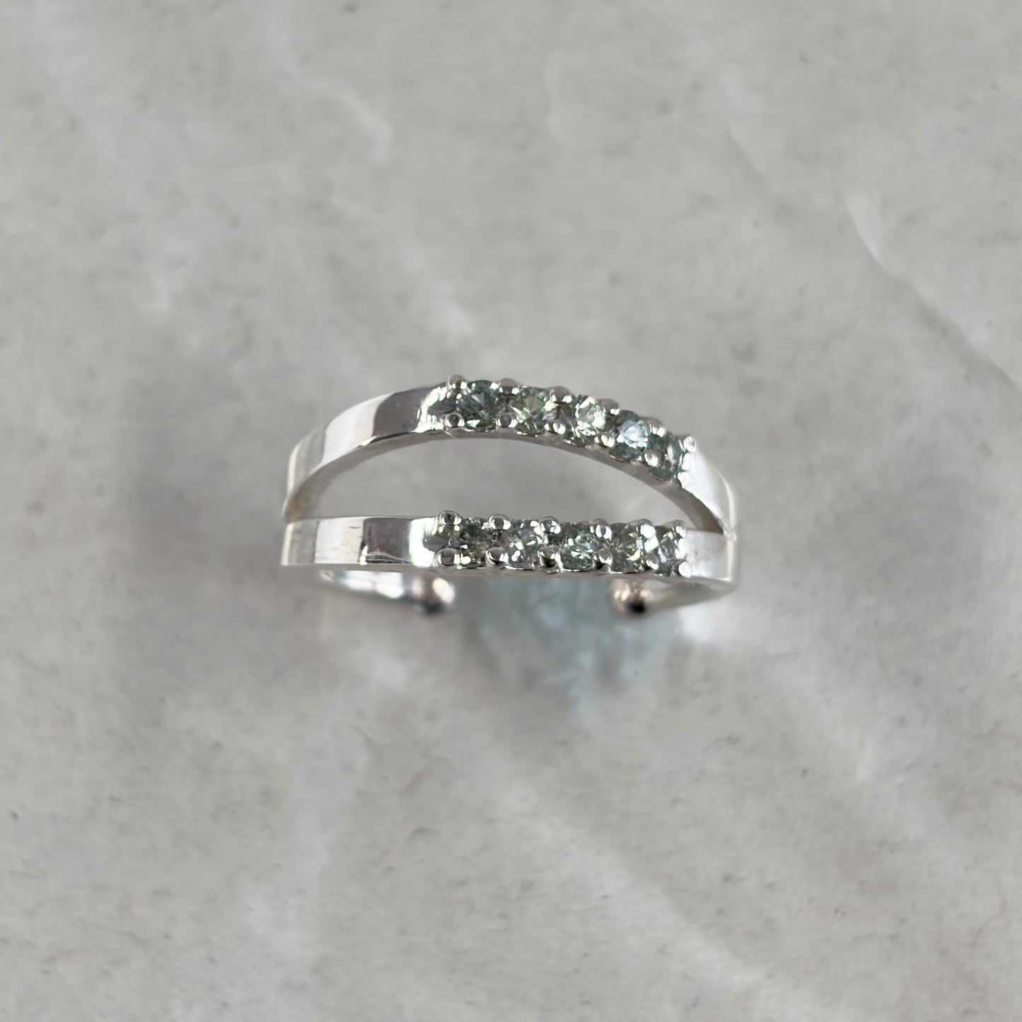 SV900(Pt)   グリーンサファイア　イヤーカフ