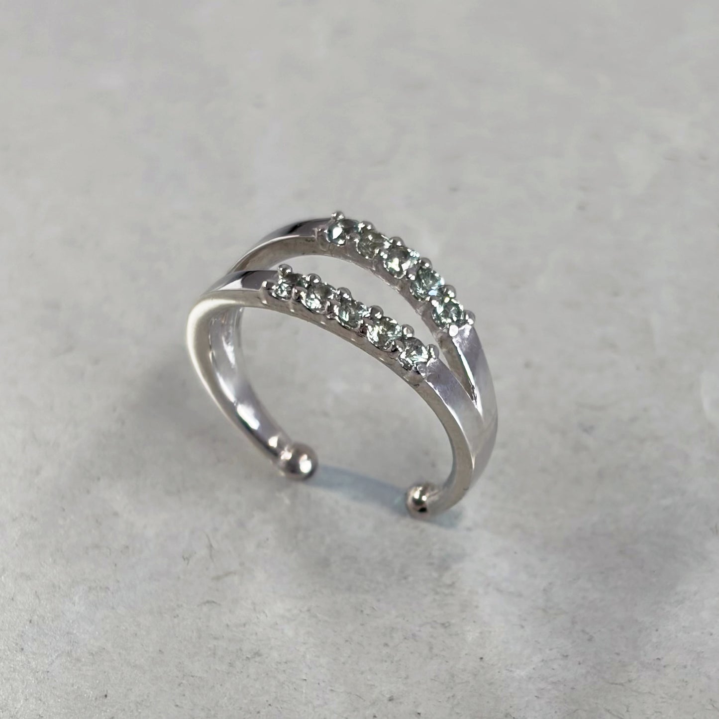 SV900(Pt)   グリーンサファイア　イヤーカフ