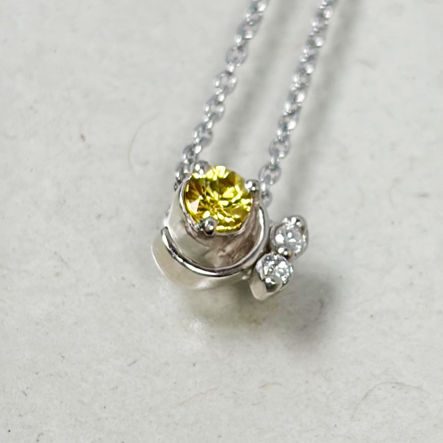 SV900(Pt)　チェーンSV925   サファイア/ダイヤモンド（へ音記号）  ネックレス