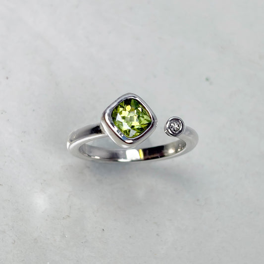 SV900(Pt)　ペリドット/ダイヤリング