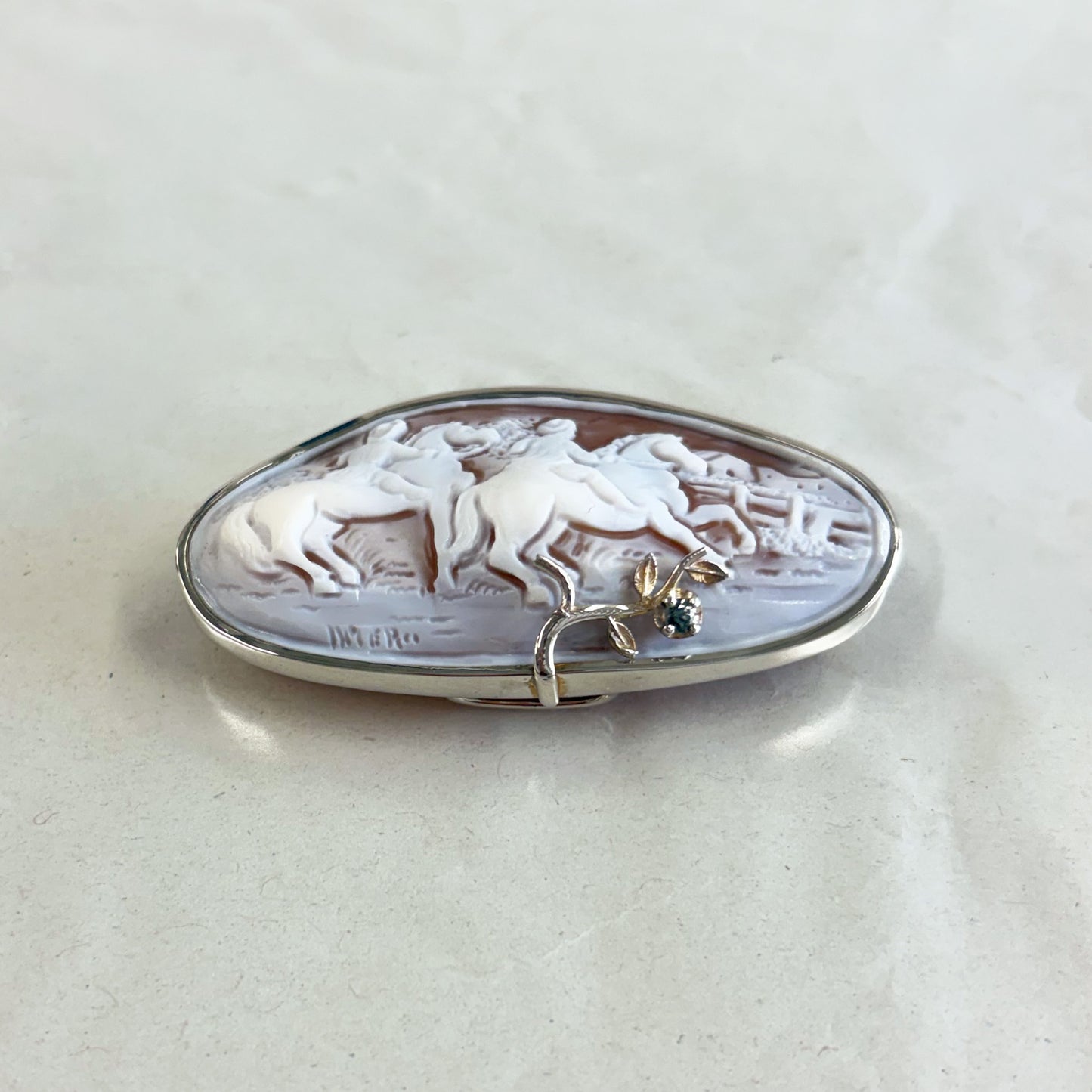 SV900(Pt)   シェルカメオ/サファイア　ブローチ