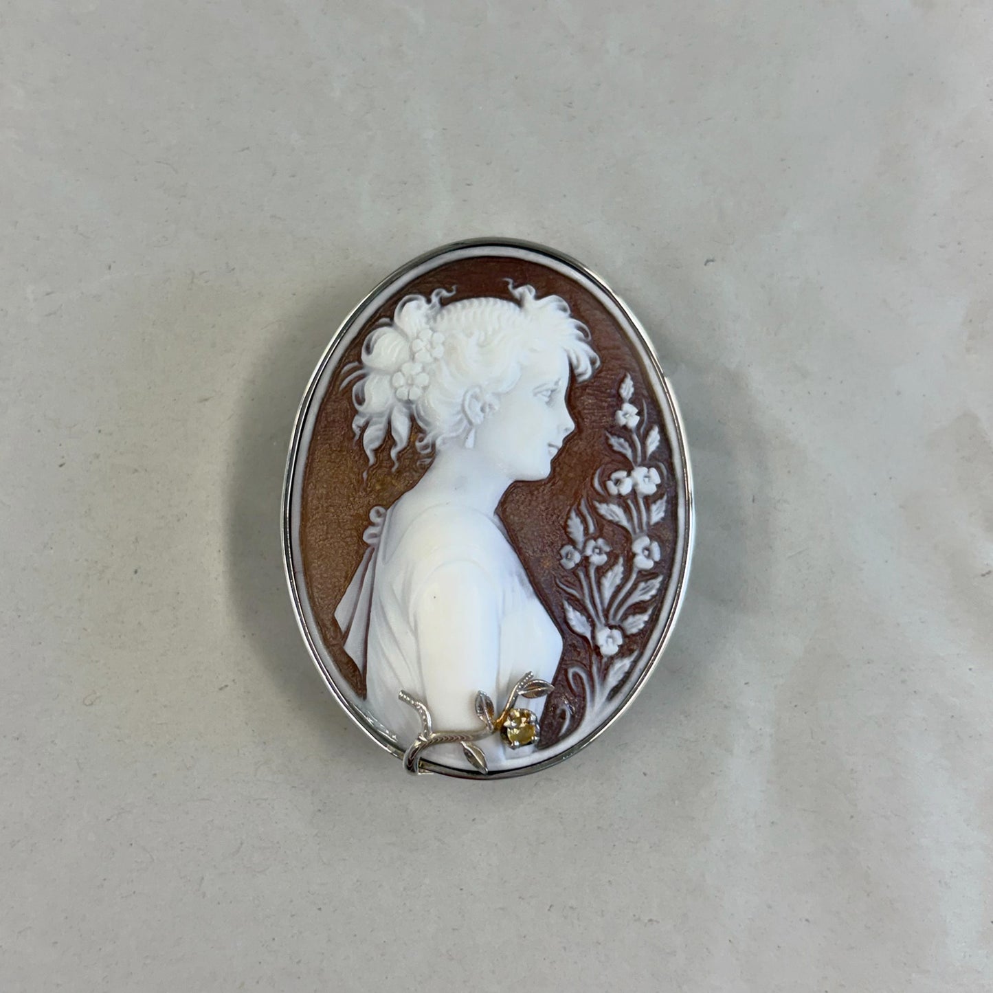 SV900(Pt)   シェルカメオ/サファイア（カルミネ作）　ブローチ