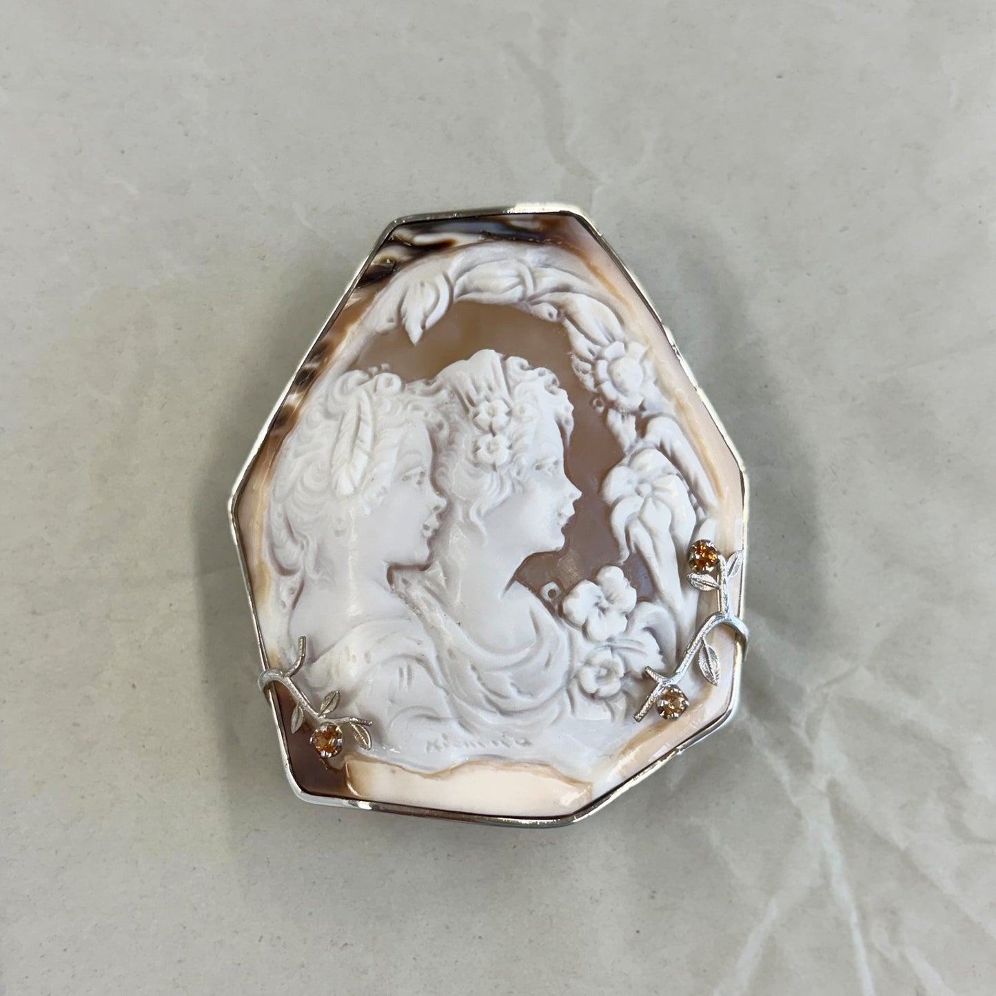 SV900(Pt)   シェルカメオ/サファイア（カルミネ作）　ブローチ