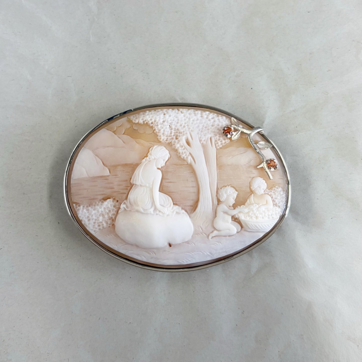 SV900(Pt)   シェルカメオ/サファイア　ブローチ