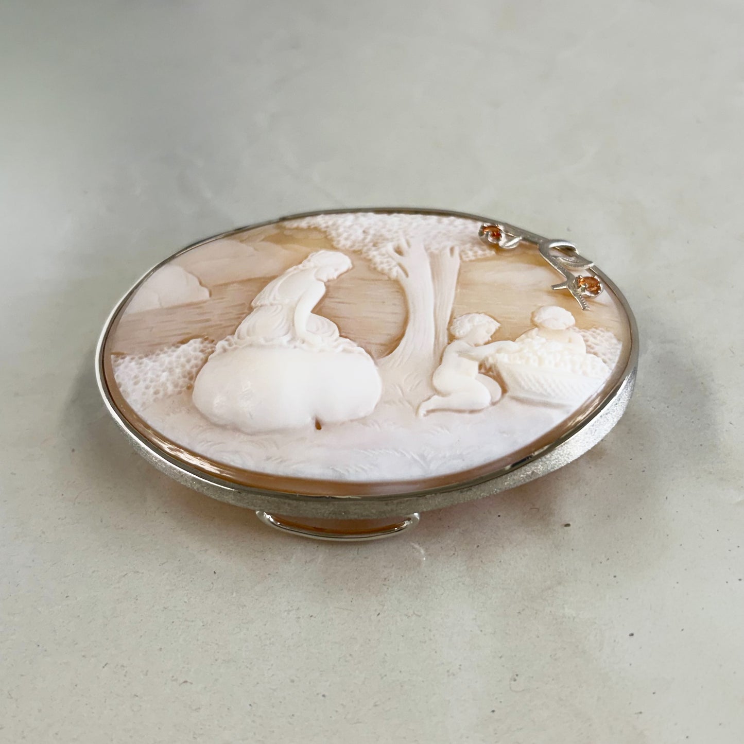 SV900(Pt)   シェルカメオ/サファイア　ブローチ