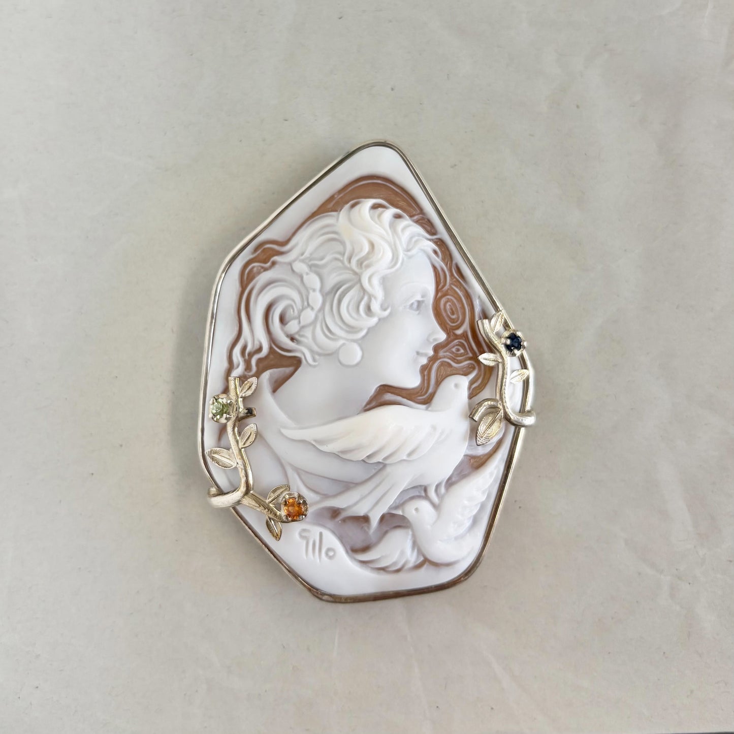 SV900(Pt)   シェルカメオ/サファイア　ブローチ
