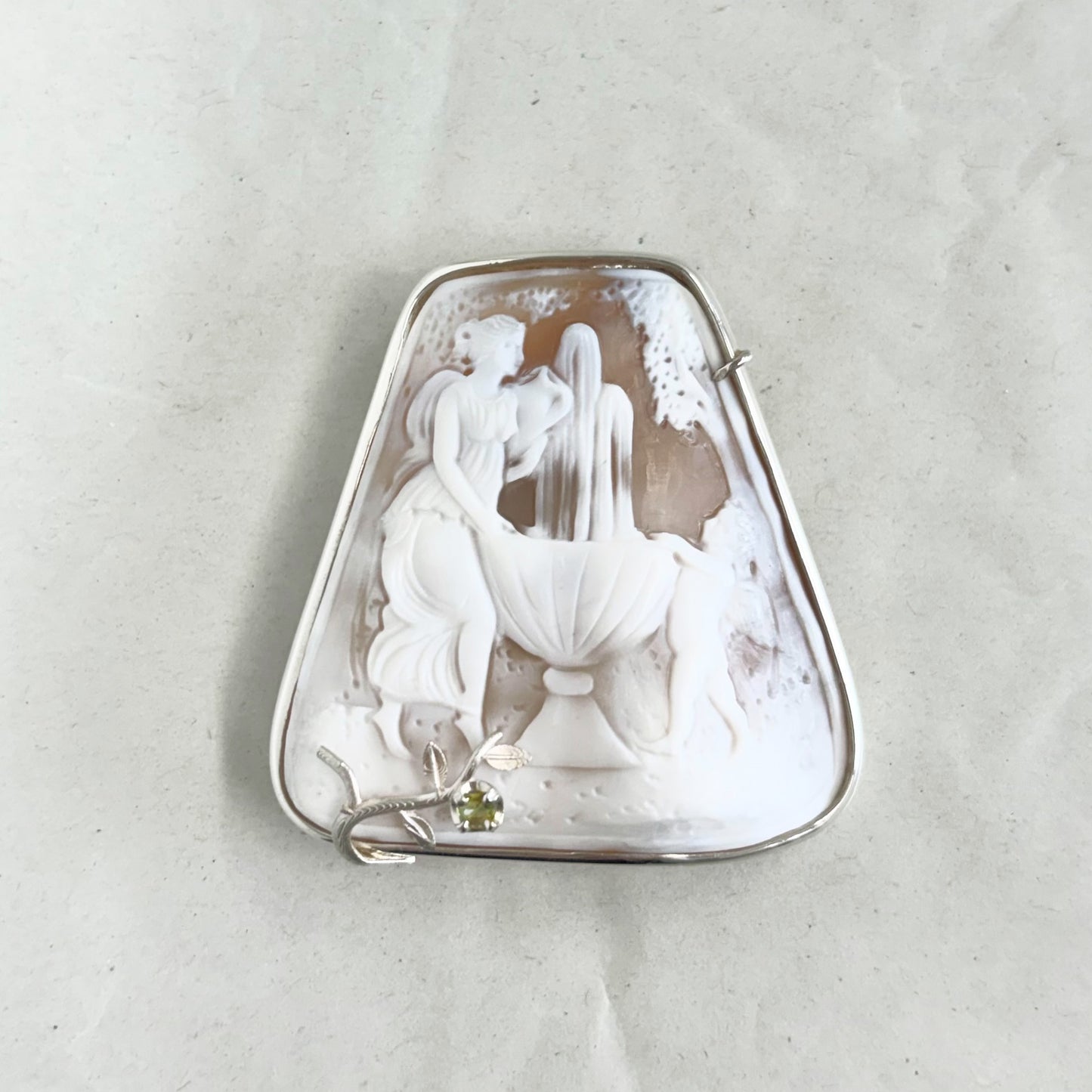 SV900(Pt)   シェルカメオ/サファイア　ブローチ