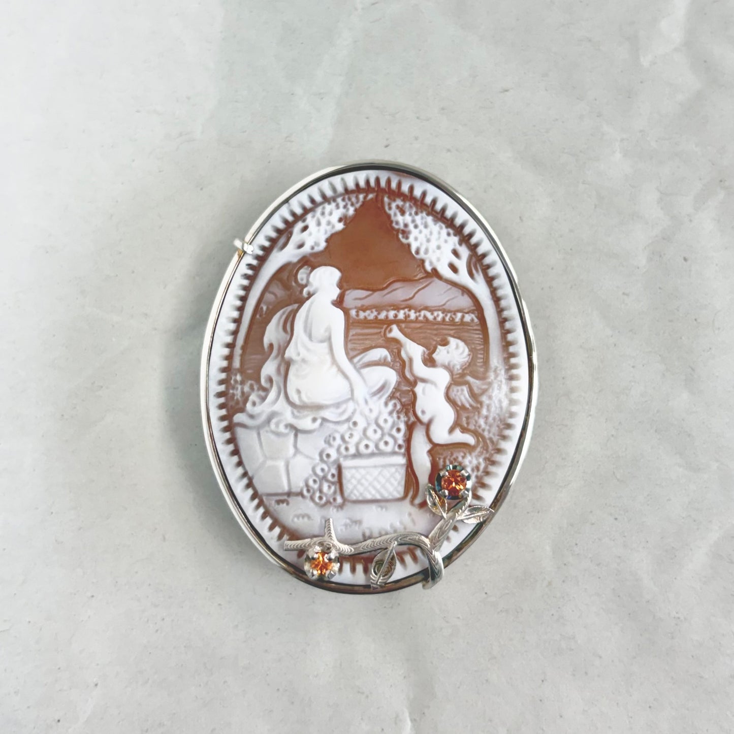 SV900(Pt)   シェルカメオ/サファイア　ブローチ