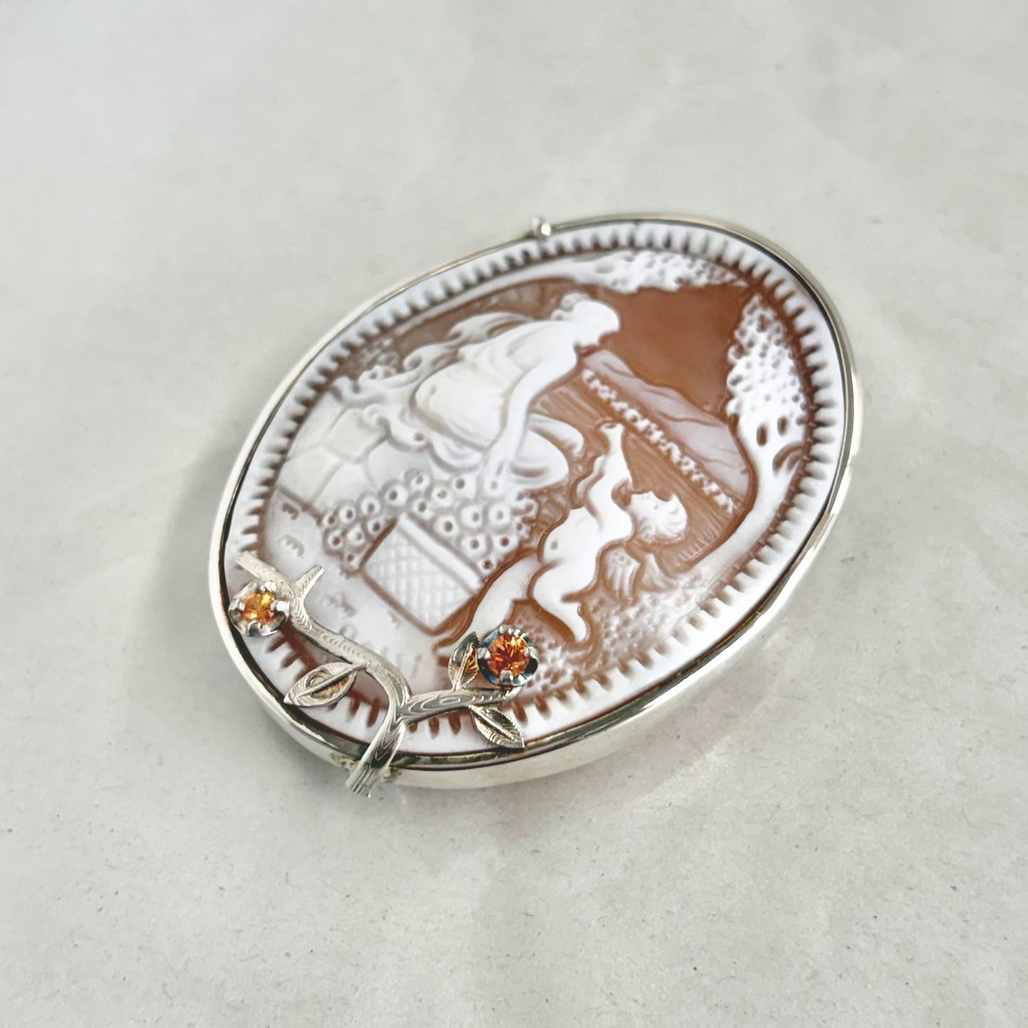 SV900(Pt)   シェルカメオ/サファイア　ブローチ