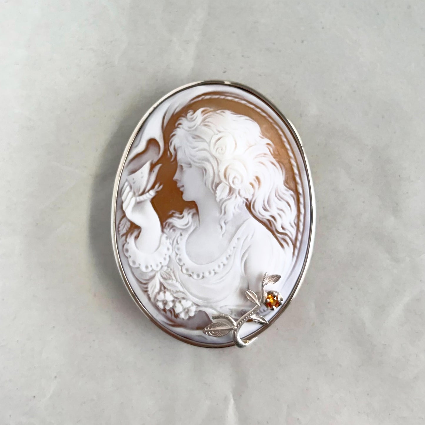 SV900(Pt)   シェルカメオ/サファイア　ブローチ