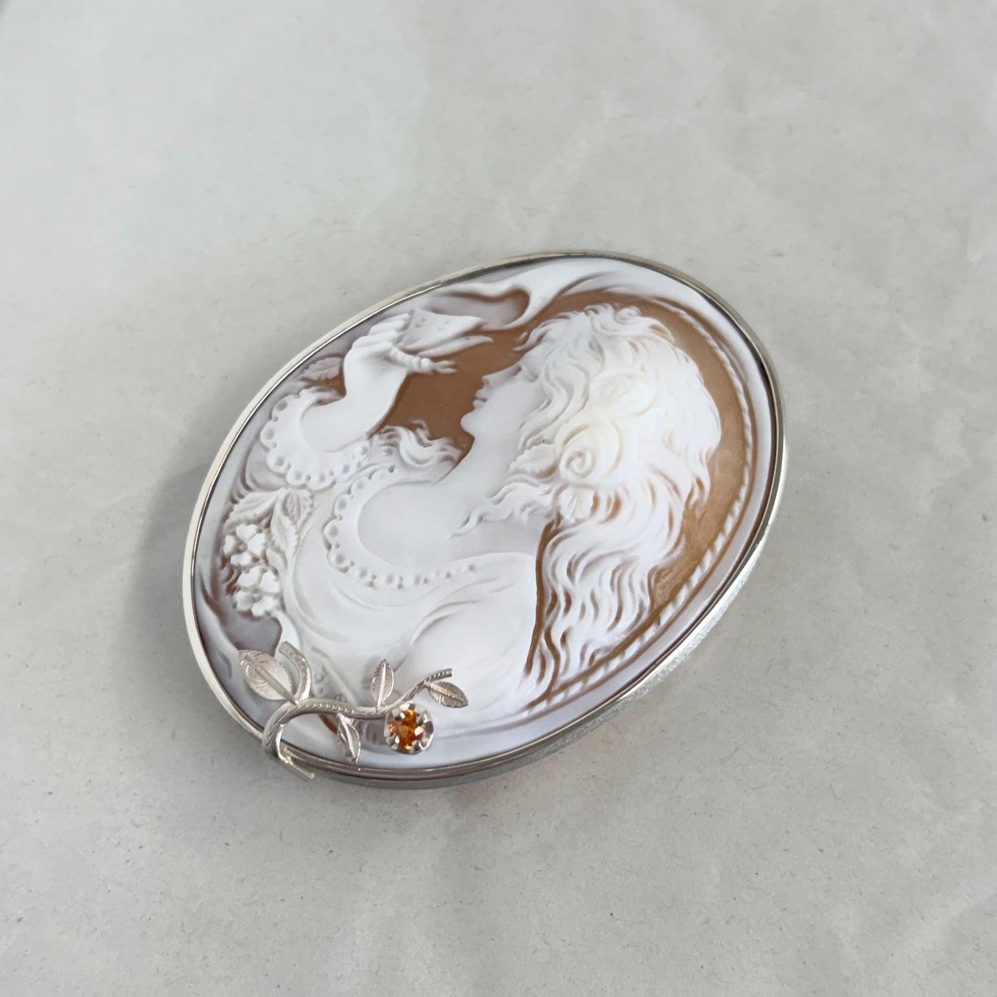 SV900(Pt)   シェルカメオ/サファイア　ブローチ