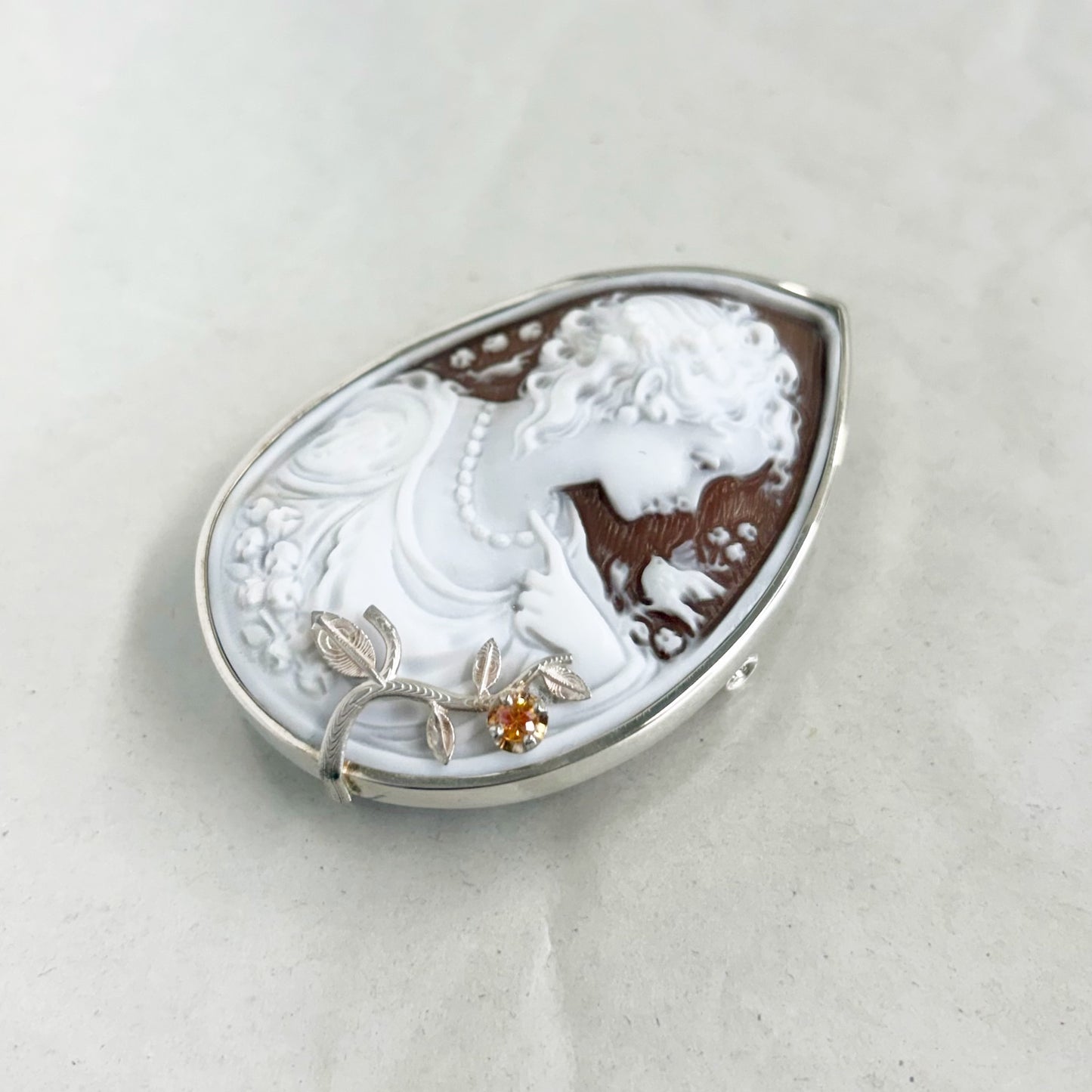 SV900(Pt)   カメオ/サファイア　ブローチ