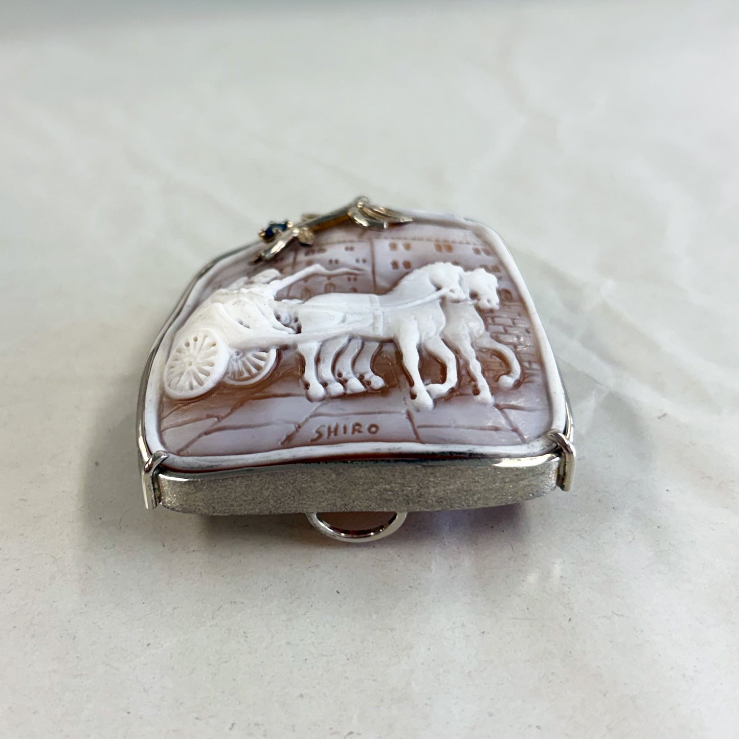 SV900(Pt)   シェルカメオ　ブローチ