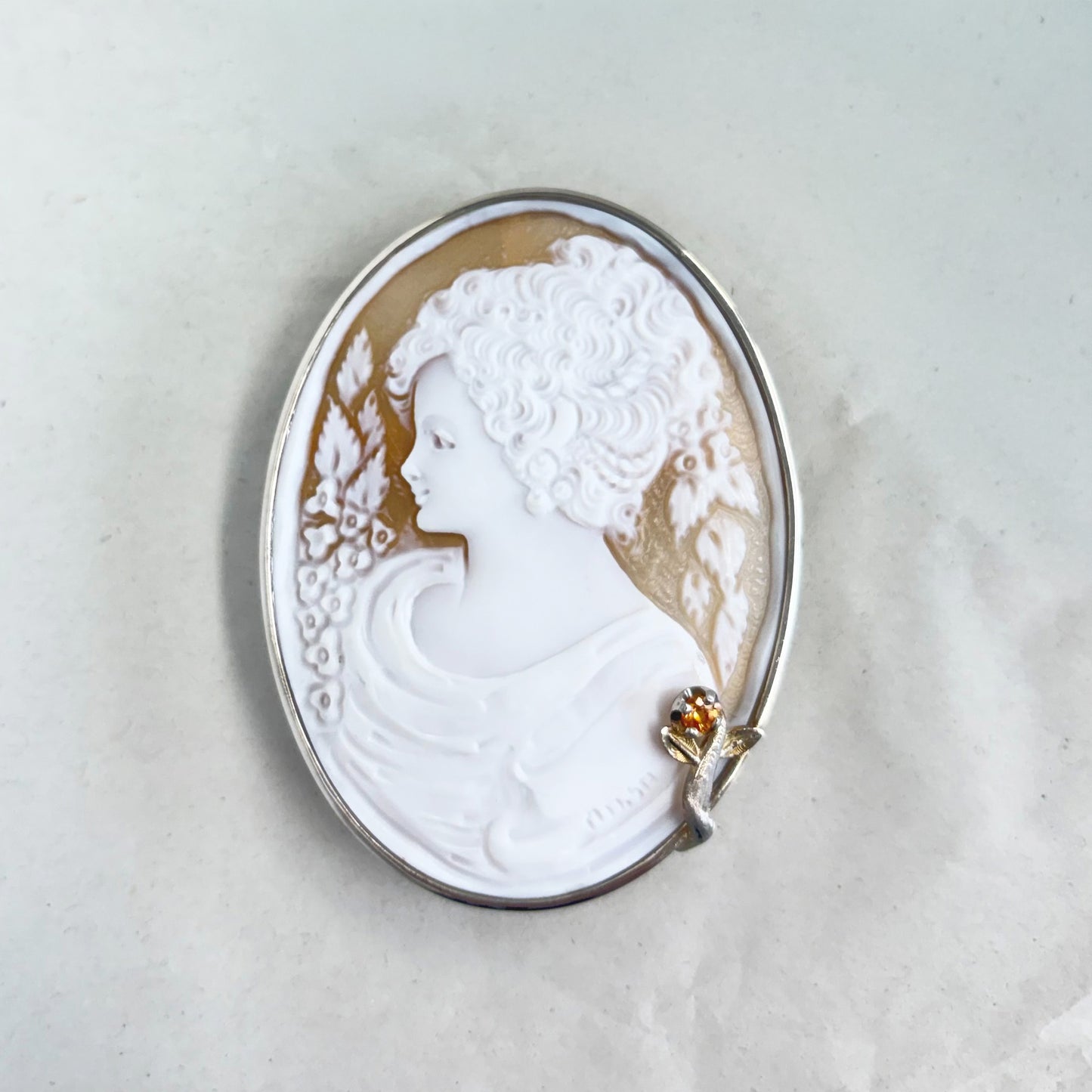 SV900(Pt)   シェルカメオ/サファイア　ブローチ