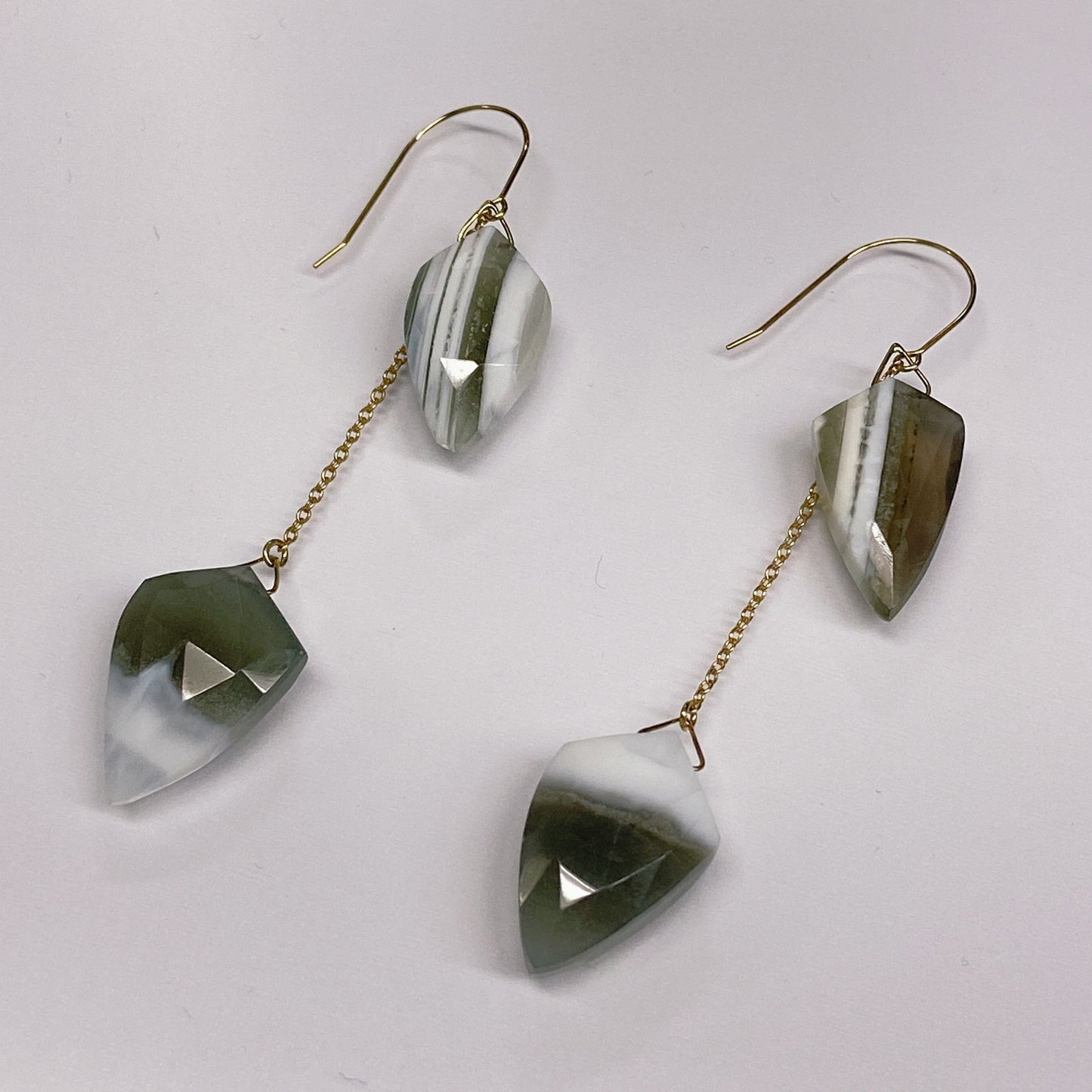 ストライプブルーオパールピアス