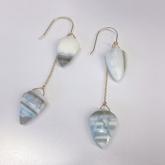 ストライプブルーオパールピアス