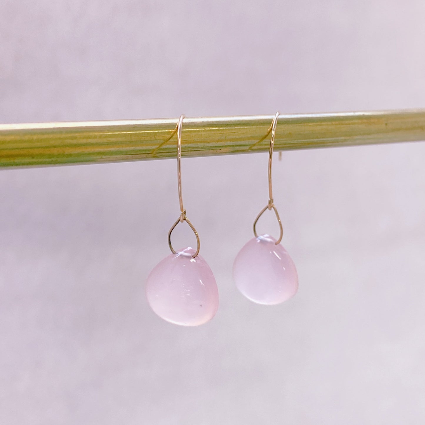 ピンクカルセドニーピアス