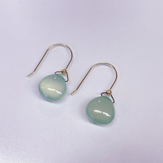 ライトグリーンカルセドニー（染色）ピアス