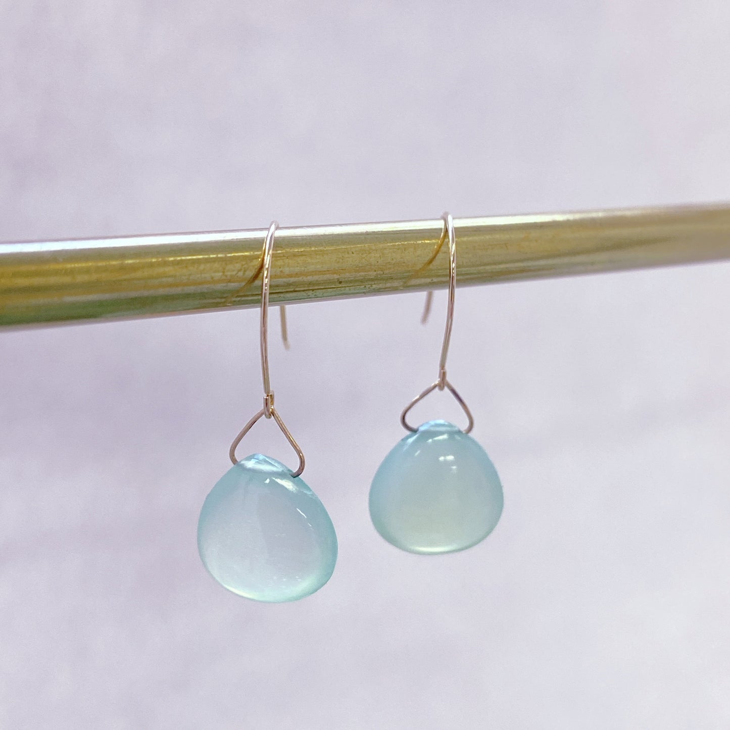 ライトグリーンカルセドニー（染色）ピアス