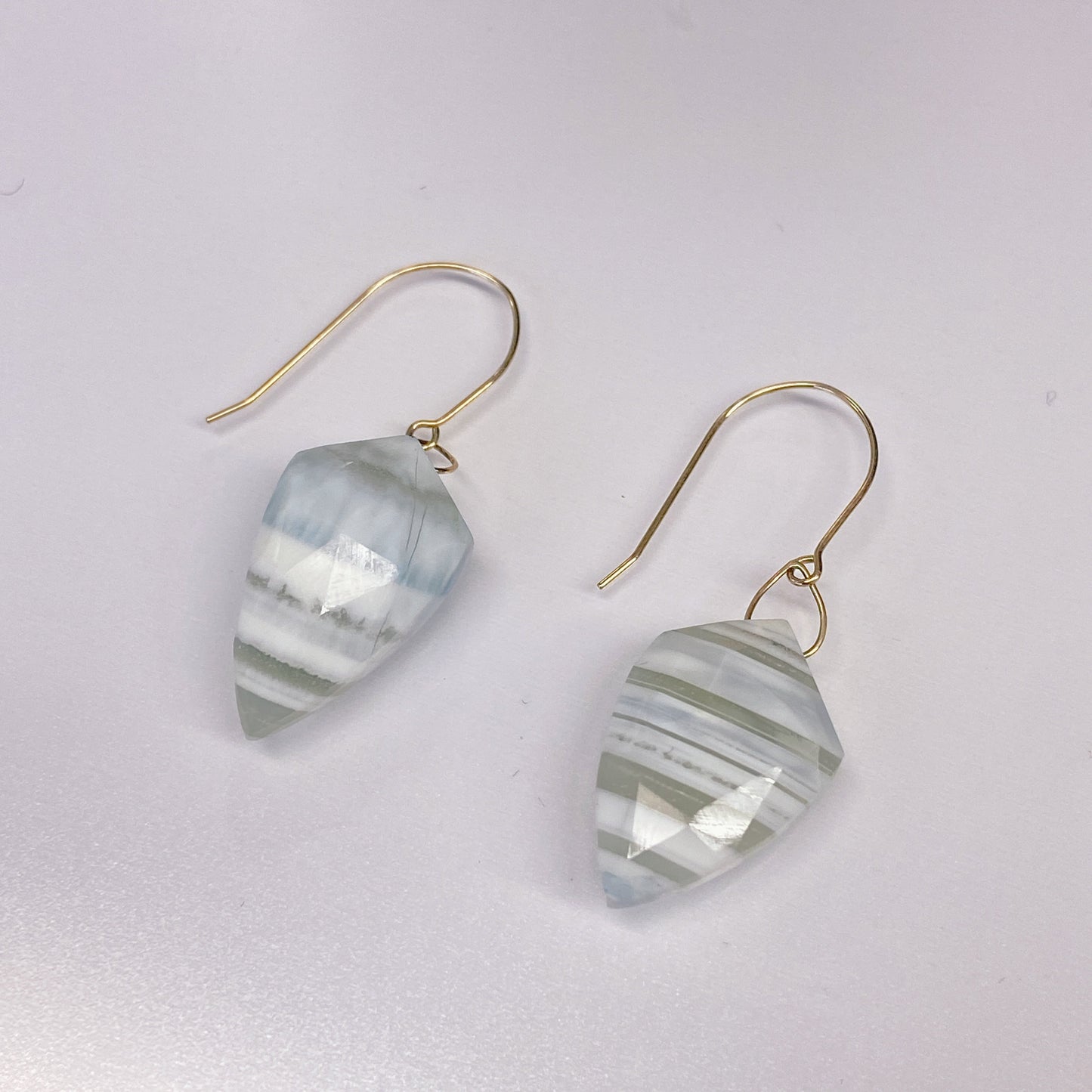 ストライプブルーオパールピアス